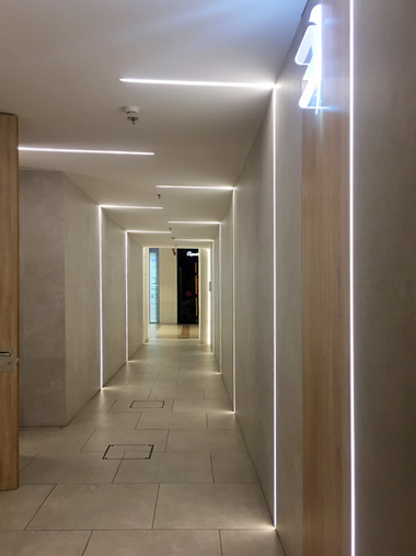Iluminación con leds en pasillo.